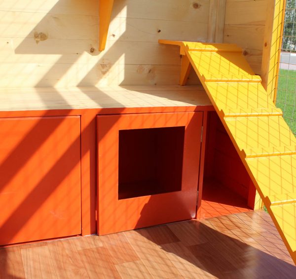 cat house with fenced play area 2